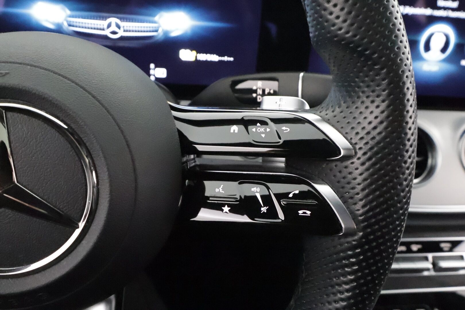 MERCEDES-BENZ E 2022 300de 4Matic AMG Premium Business * Distronic+ / P.kamera / Koukku / Widescreen / Lasikattoluukku / Navi * - Kahdet renkaat aluvanteilla / Merkkihuollettu