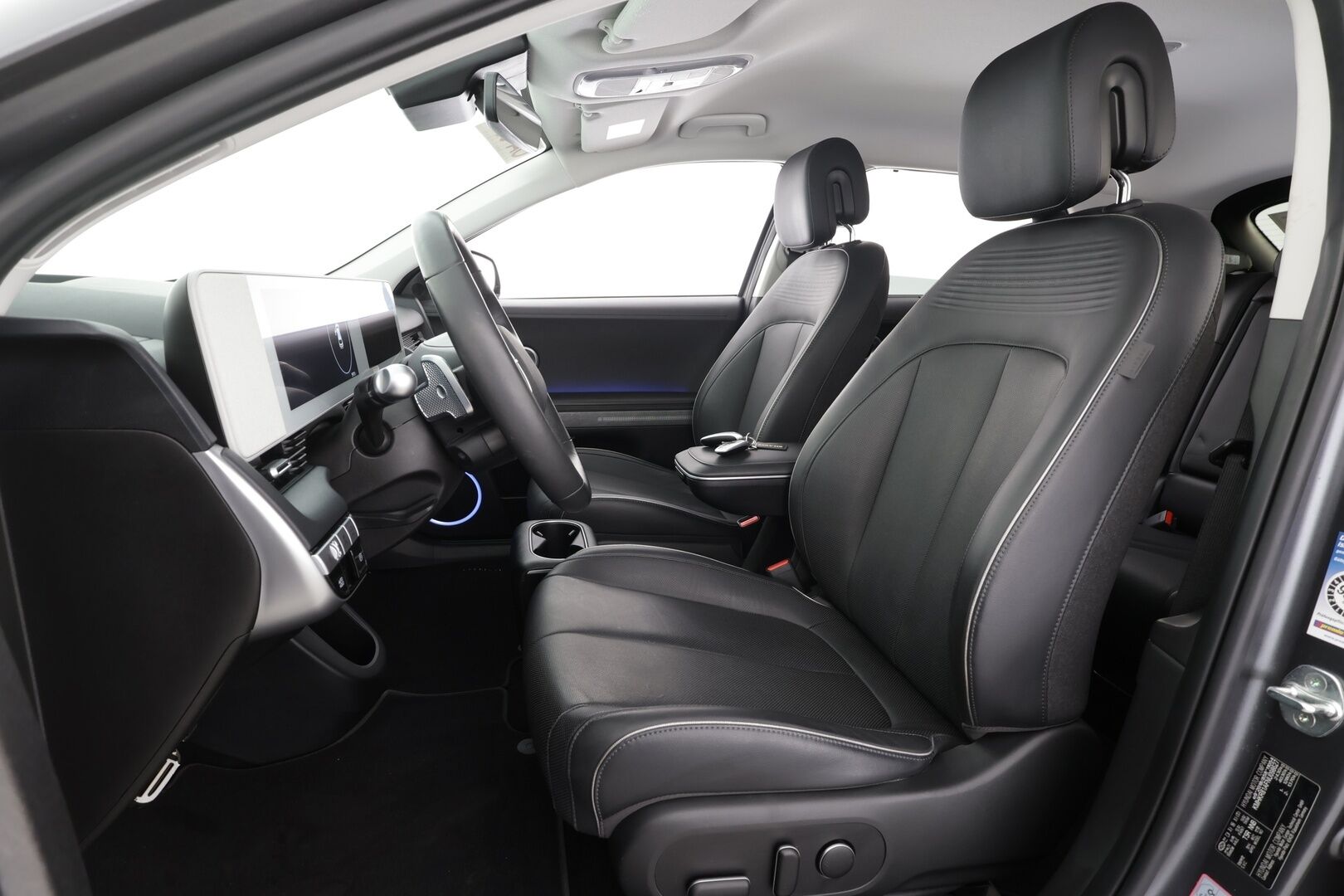 HYUNDAI IONIQ 5 2022 73 kWh 217 hv Premium * ACC / HUD / ILP / Ilmastoidut nahat / 360° / Bose / Keyless / Sähköluukku * - Kahdet renkaat aluvanteilla / Merkkihuollettu