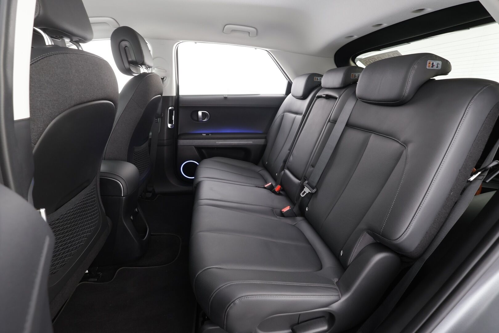 HYUNDAI IONIQ 5 2022 73 kWh 217 hv Premium * ACC / HUD / ILP / Ilmastoidut nahat / 360° / Bose / Keyless / Sähköluukku * - Kahdet renkaat aluvanteilla / Merkkihuollettu