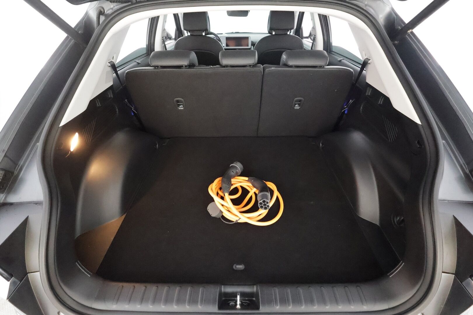 HYUNDAI IONIQ 5 2022 73 kWh 217 hv Premium * ACC / HUD / ILP / Ilmastoidut nahat / 360° / Bose / Keyless / Sähköluukku * - Kahdet renkaat aluvanteilla / Merkkihuollettu