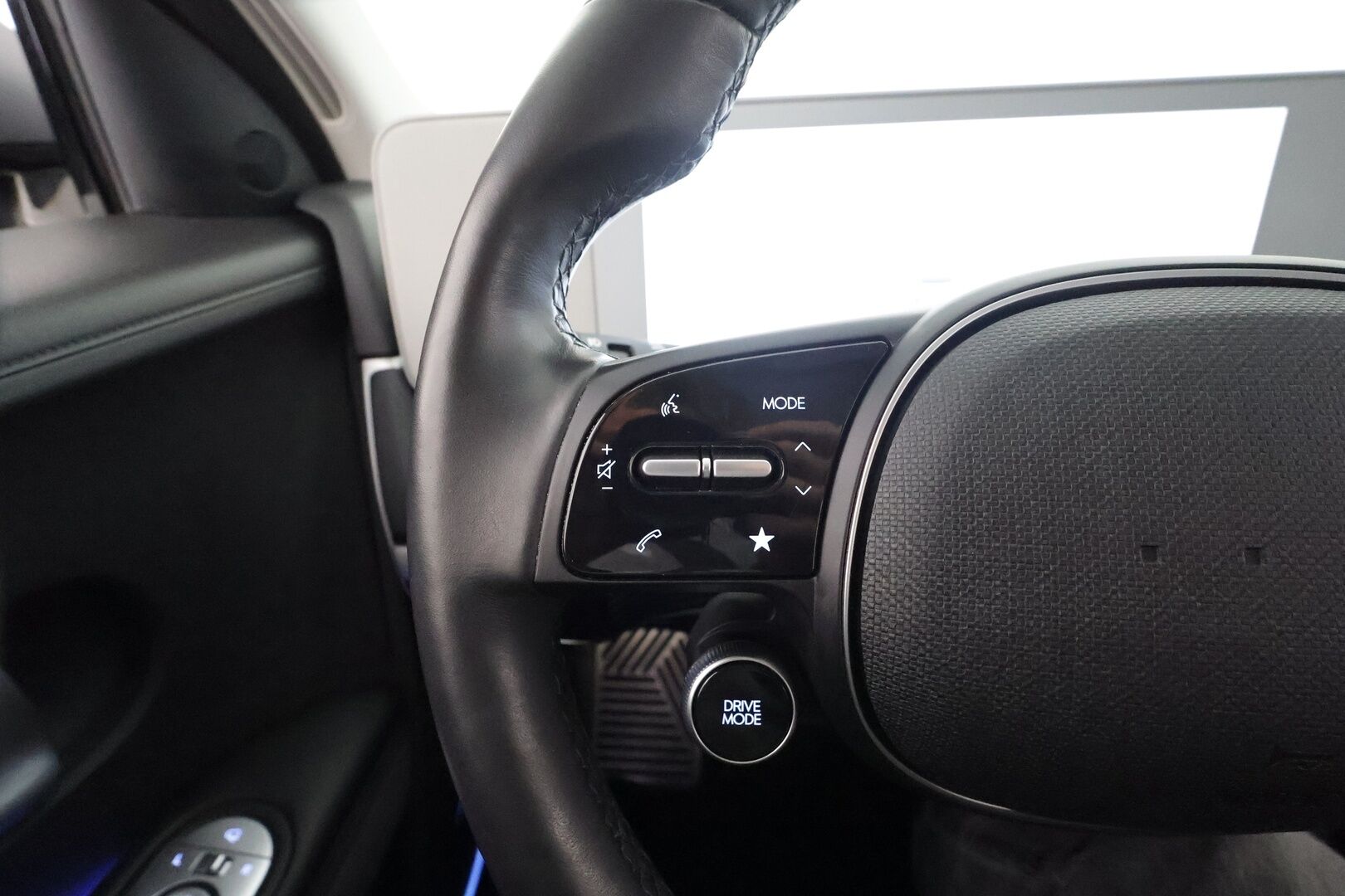 HYUNDAI IONIQ 5 2022 73 kWh 217 hv Premium * ACC / HUD / ILP / Ilmastoidut nahat / 360° / Bose / Keyless / Sähköluukku * - Kahdet renkaat aluvanteilla / Merkkihuollettu