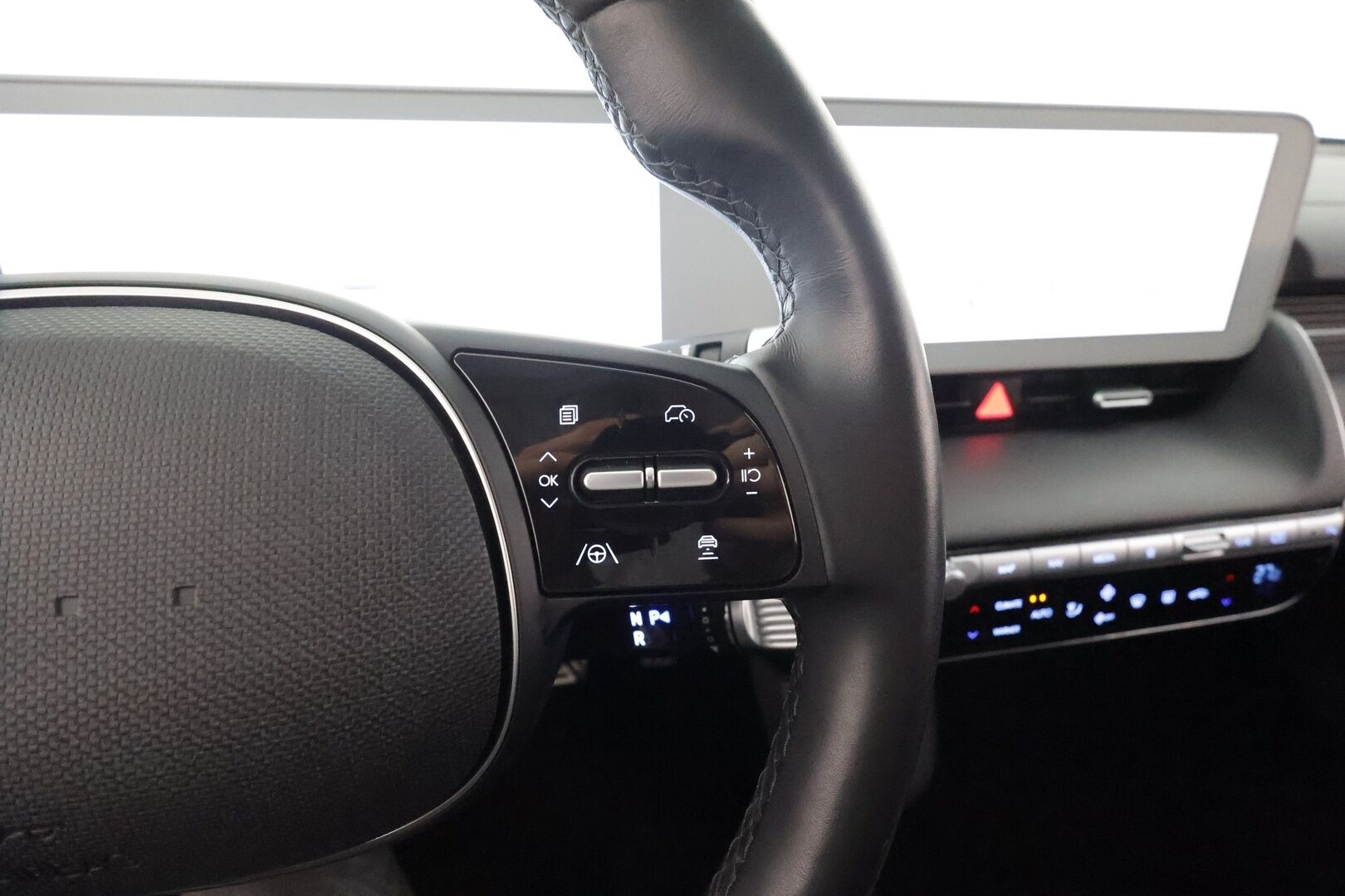 HYUNDAI IONIQ 5 2022 73 kWh 217 hv Premium * ACC / HUD / ILP / Ilmastoidut nahat / 360° / Bose / Keyless / Sähköluukku * - Kahdet renkaat aluvanteilla / Merkkihuollettu