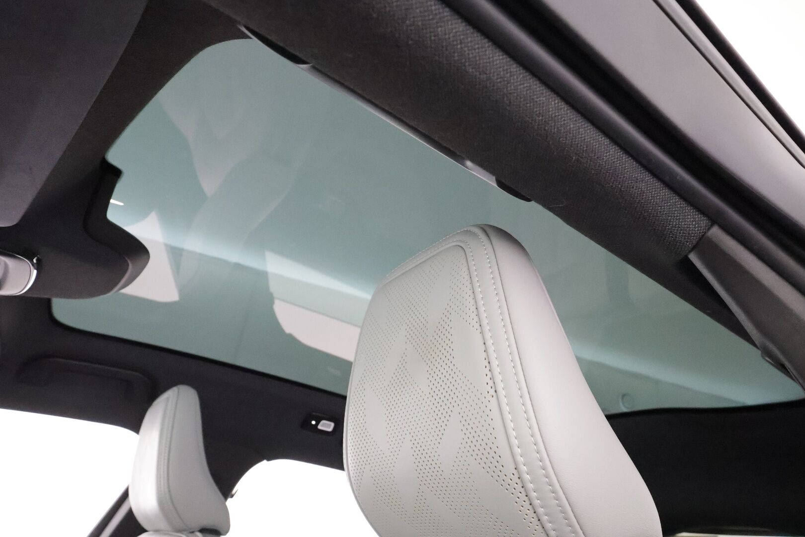 POLESTAR 2 2023 Long Range AWD 78 kWh * ACC / H&K / ILP / 360° / Lasikatto / Muistipenkki / Ilmastoidut nahat / Keyless * - Kahdet renkaat aluvanteilla / Merkkihuollettu 