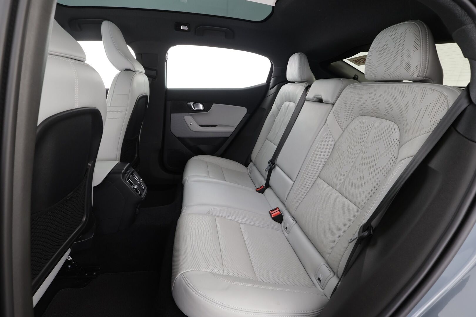 POLESTAR 2 2023 Long Range AWD 78 kWh * ACC / H&K / ILP / 360° / Lasikatto / Muistipenkki / Ilmastoidut nahat / Keyless * - Kahdet renkaat aluvanteilla / Merkkihuollettu 