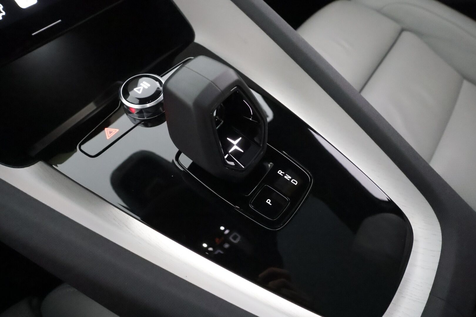 POLESTAR 2 2023 Long Range AWD 78 kWh * ACC / H&K / ILP / 360° / Lasikatto / Muistipenkki / Ilmastoidut nahat / Keyless * - Kahdet renkaat aluvanteilla / Merkkihuollettu 