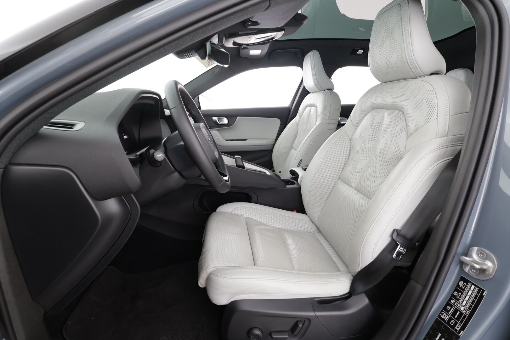 POLESTAR 2 2023 Long Range AWD 78 kWh * ACC / H&K / ILP / 360° / Lasikatto / Muistipenkki / Ilmastoidut nahat / Keyless * - Kahdet renkaat aluvanteilla / Merkkihuollettu 