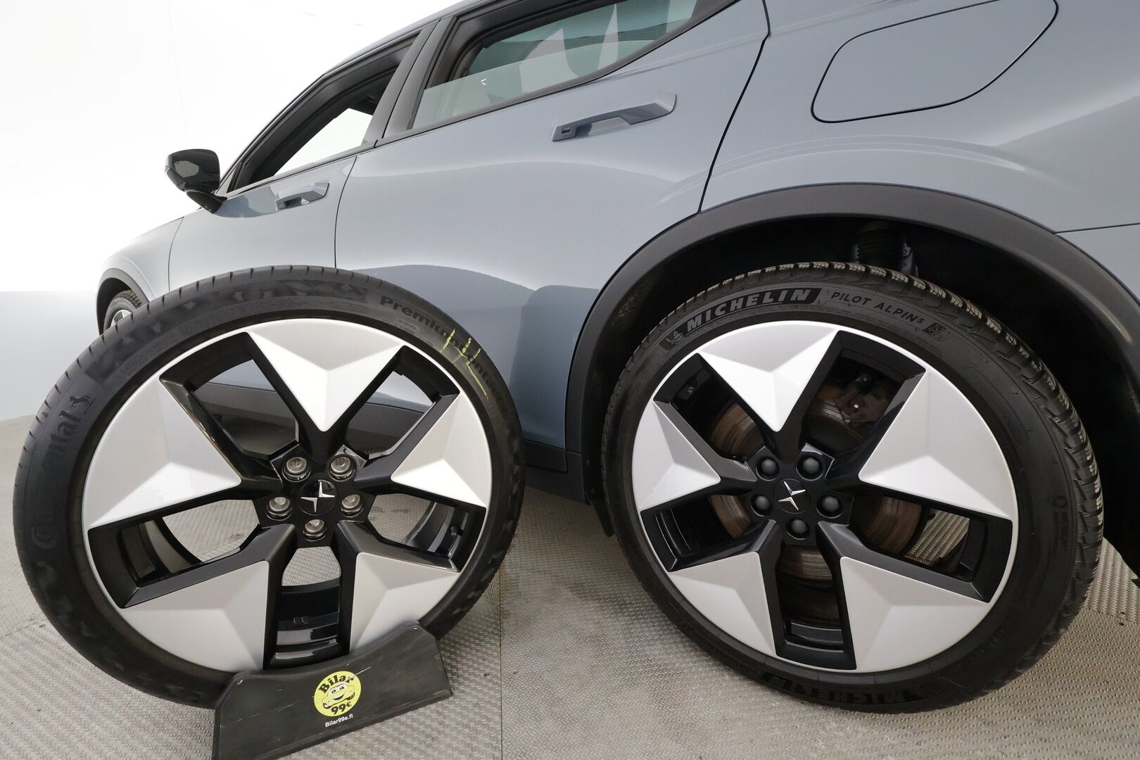 POLESTAR 2 2023 Long Range AWD 78 kWh * ACC / H&K / ILP / 360° / Lasikatto / Muistipenkki / Ilmastoidut nahat / Keyless * - Kahdet renkaat aluvanteilla / Merkkihuollettu 