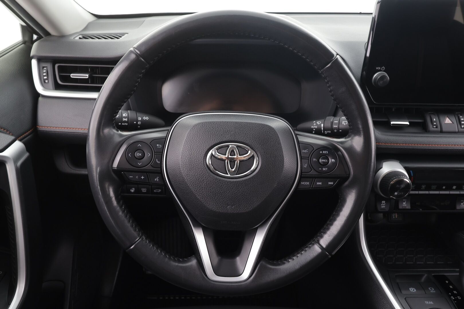 TOYOTA RAV4 2023 2.5 Hybrid Adventure AWD * ACC / P.kamera / Nahat / Koukku / Sähköpenkki / Keyless / Facelift  / Digimittaristo * - Kahdet renkaat aluvanteilla / Merkkihuollettu