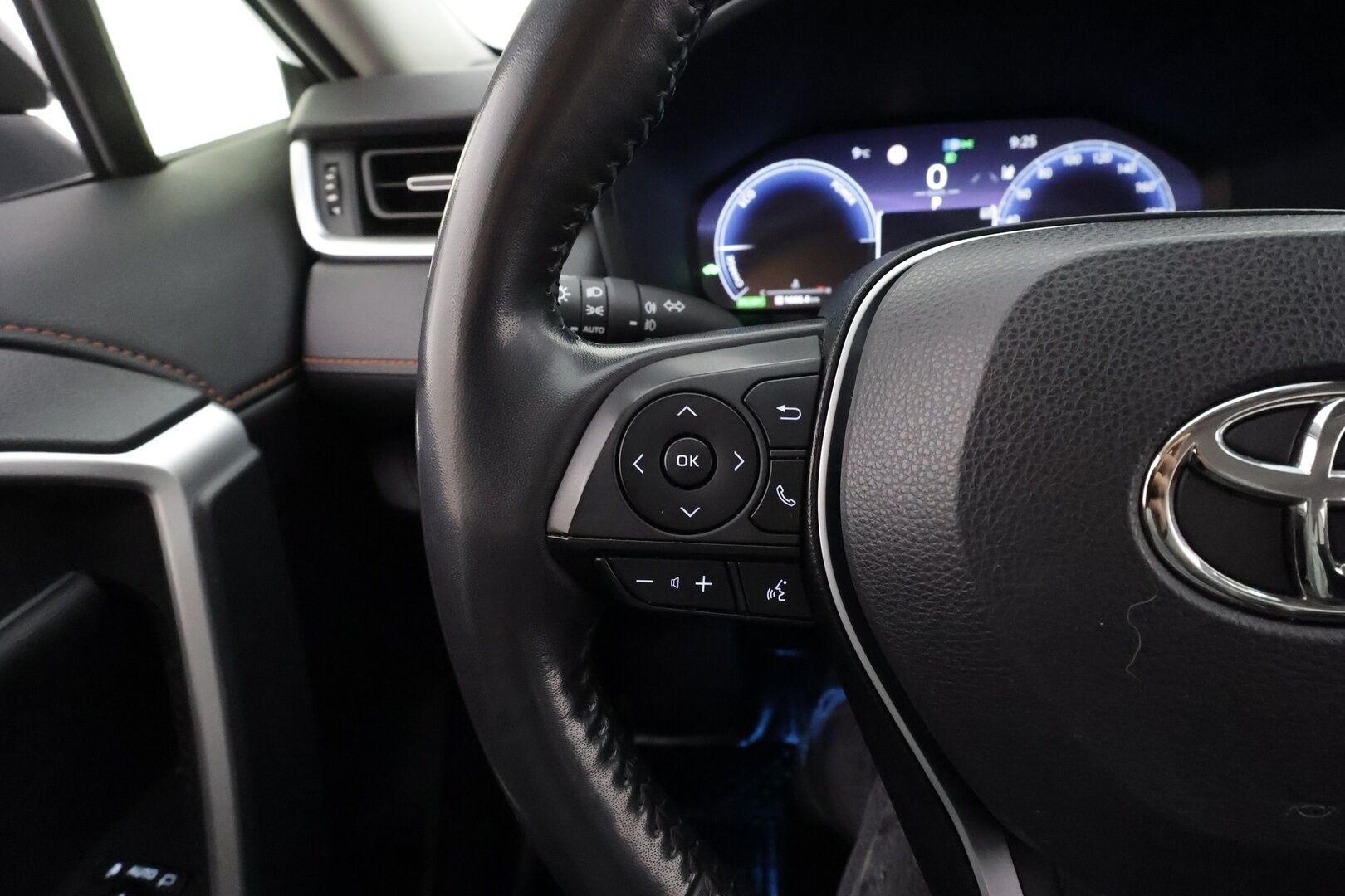 TOYOTA RAV4 2023 2.5 Hybrid Adventure AWD * ACC / P.kamera / Nahat / Koukku / Sähköpenkki / Keyless / Facelift  / Digimittaristo * - Kahdet renkaat aluvanteilla / Merkkihuollettu