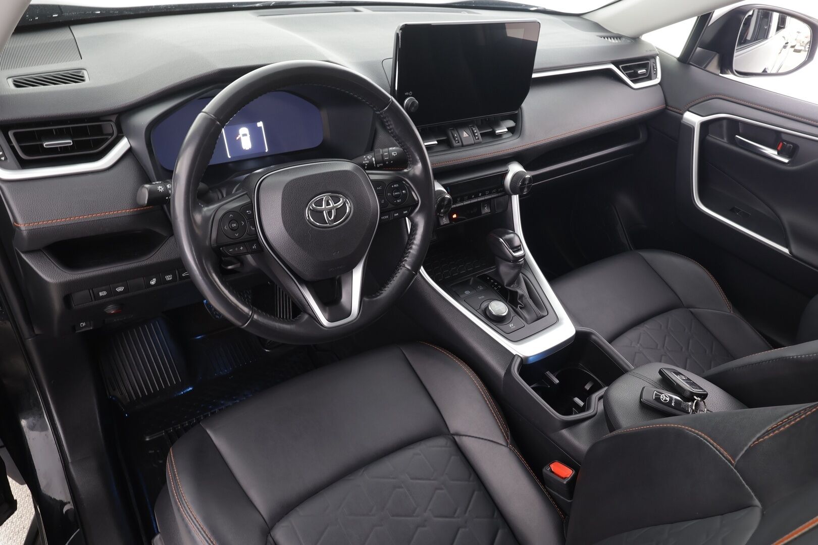 TOYOTA RAV4 2023 2.5 Hybrid Adventure AWD * ACC / P.kamera / Nahat / Koukku / Sähköpenkki / Keyless / Facelift  / Digimittaristo * - Kahdet renkaat aluvanteilla / Merkkihuollettu