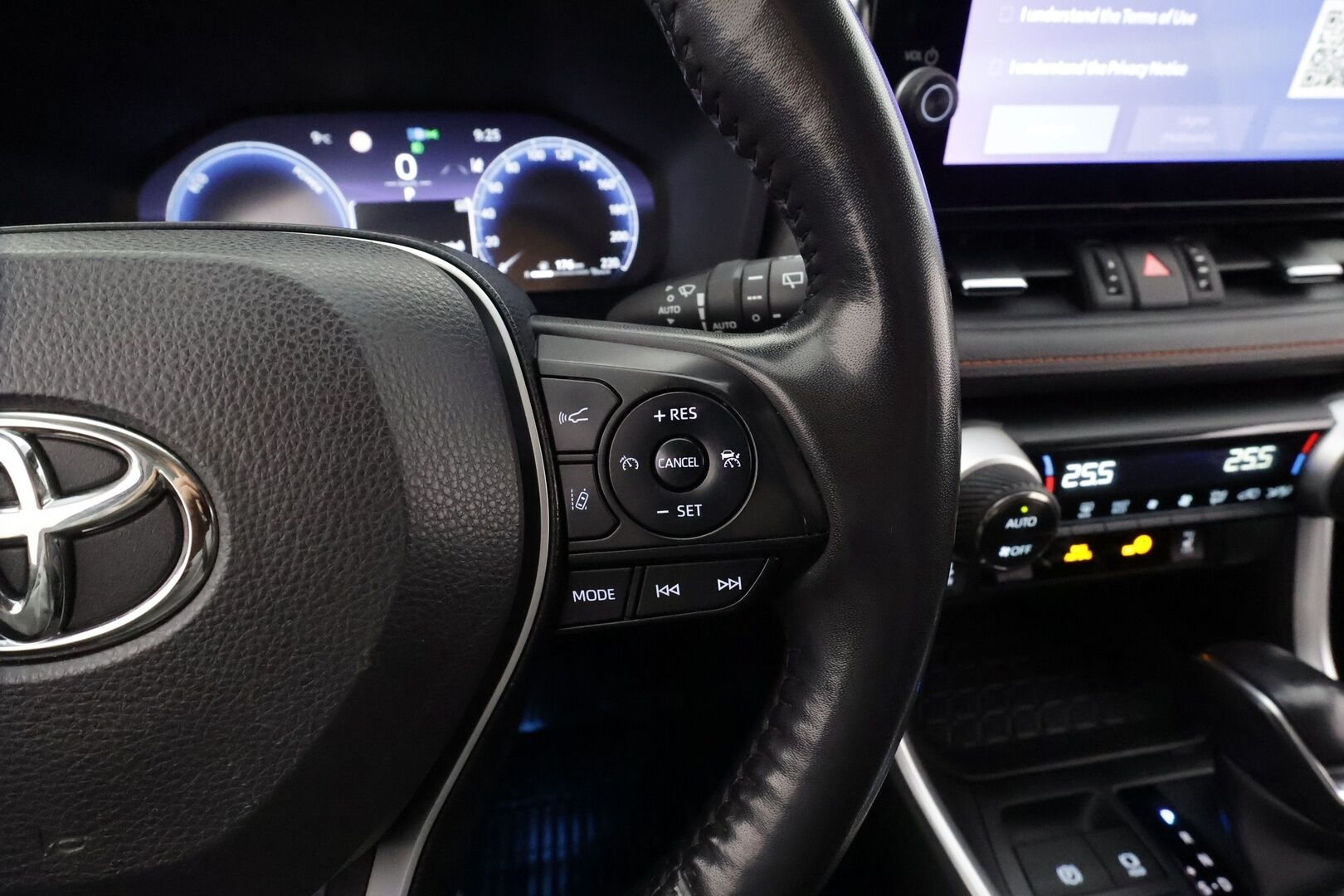 TOYOTA RAV4 2023 2.5 Hybrid Adventure AWD * ACC / P.kamera / Nahat / Koukku / Sähköpenkki / Keyless / Facelift  / Digimittaristo * - Kahdet renkaat aluvanteilla / Merkkihuollettu