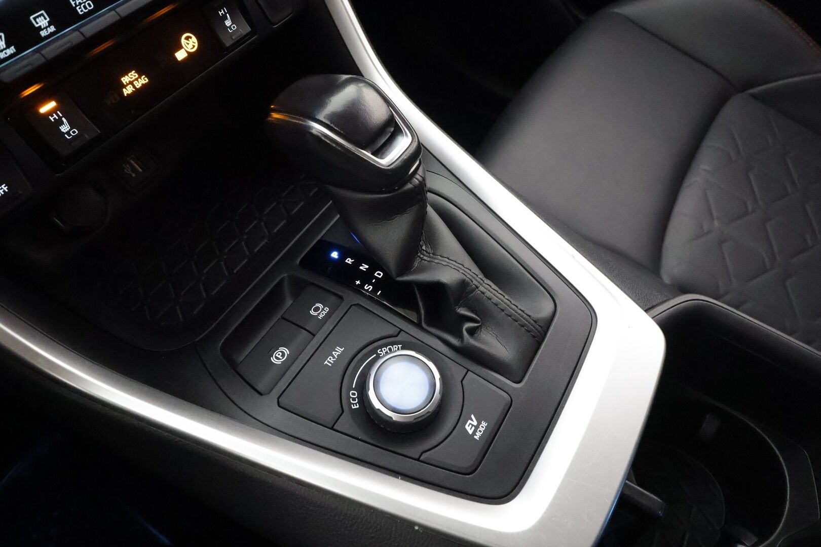 TOYOTA RAV4 2023 2.5 Hybrid Adventure AWD * ACC / P.kamera / Nahat / Koukku / Sähköpenkki / Keyless / Facelift  / Digimittaristo * - Kahdet renkaat aluvanteilla / Merkkihuollettu