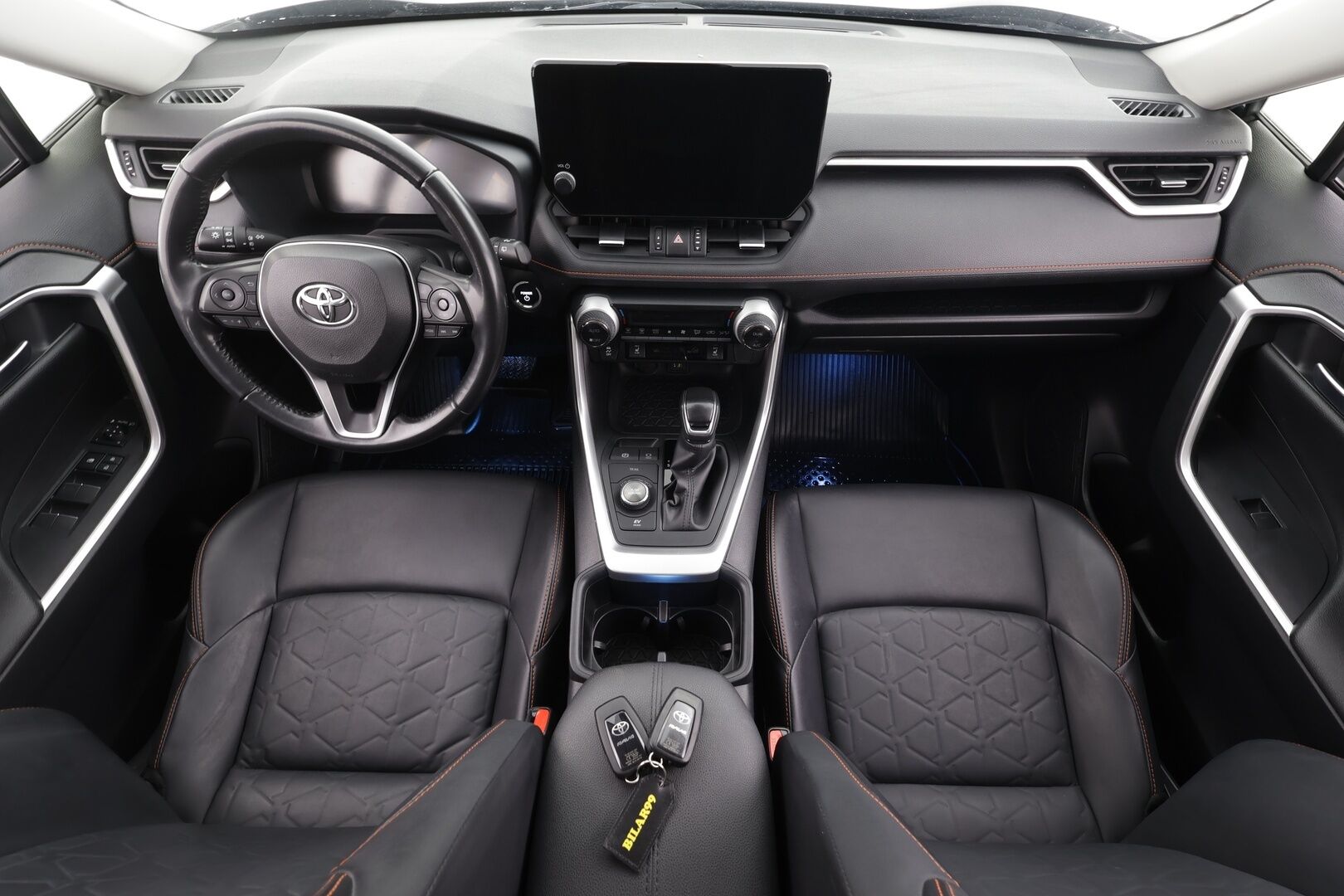 TOYOTA RAV4 2023 2.5 Hybrid Adventure AWD * ACC / P.kamera / Nahat / Koukku / Sähköpenkki / Keyless / Facelift  / Digimittaristo * - Kahdet renkaat aluvanteilla / Merkkihuollettu