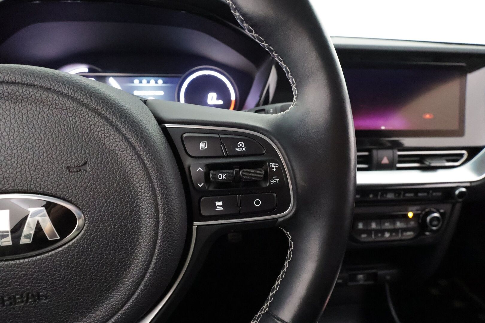 KIA NIRO 2021 64 kWh 204 hv * ACC / P.kamera / JBL / ILP / Puolinahat / Navi / LED / KeylessGo * - Kahdet renkaat aluvanteilla / Merkkihuollettu / Hyvät varusteet