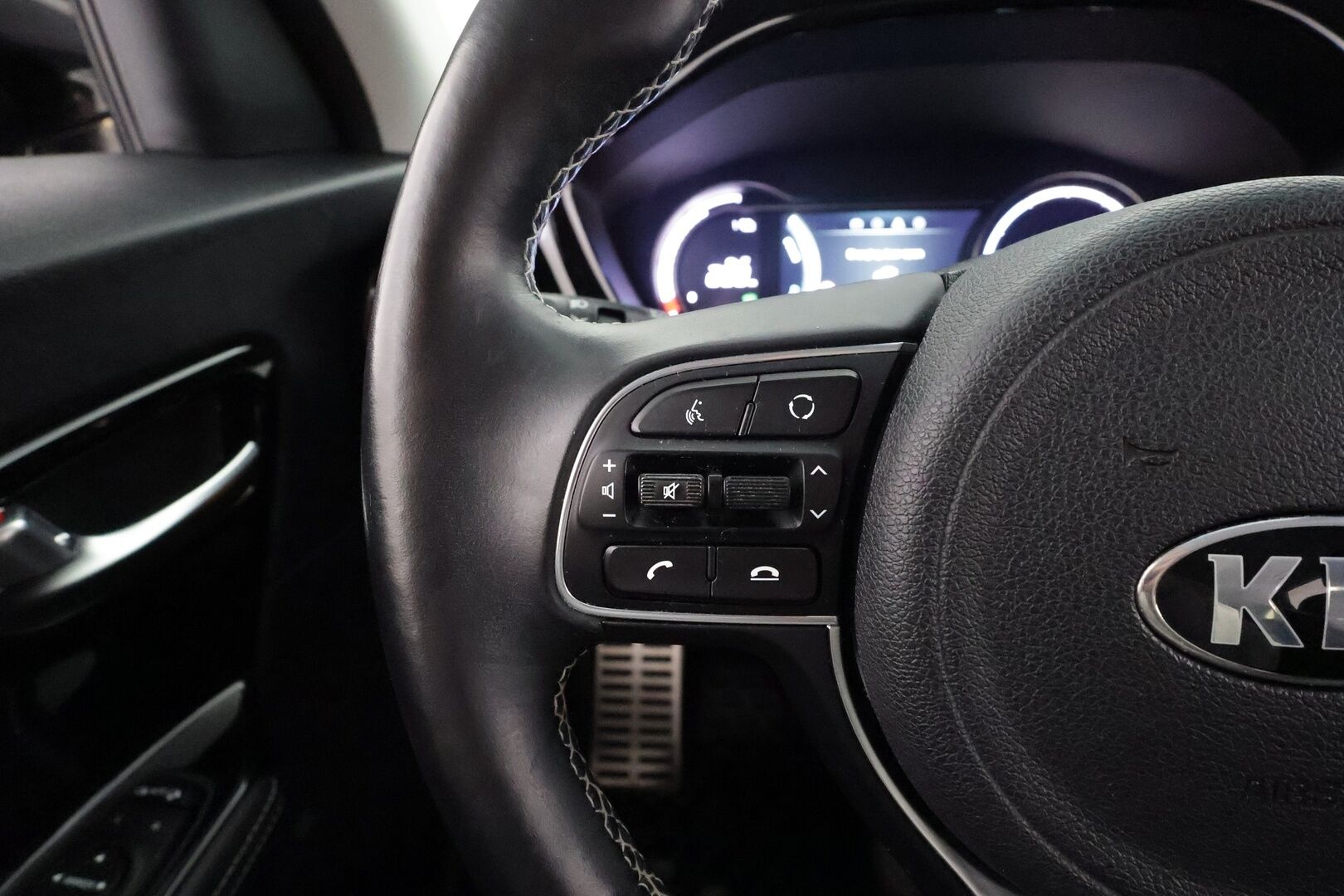 KIA NIRO 2021 64 kWh 204 hv * ACC / P.kamera / JBL / ILP / Puolinahat / Navi / LED / KeylessGo * - Kahdet renkaat aluvanteilla / Merkkihuollettu / Hyvät varusteet