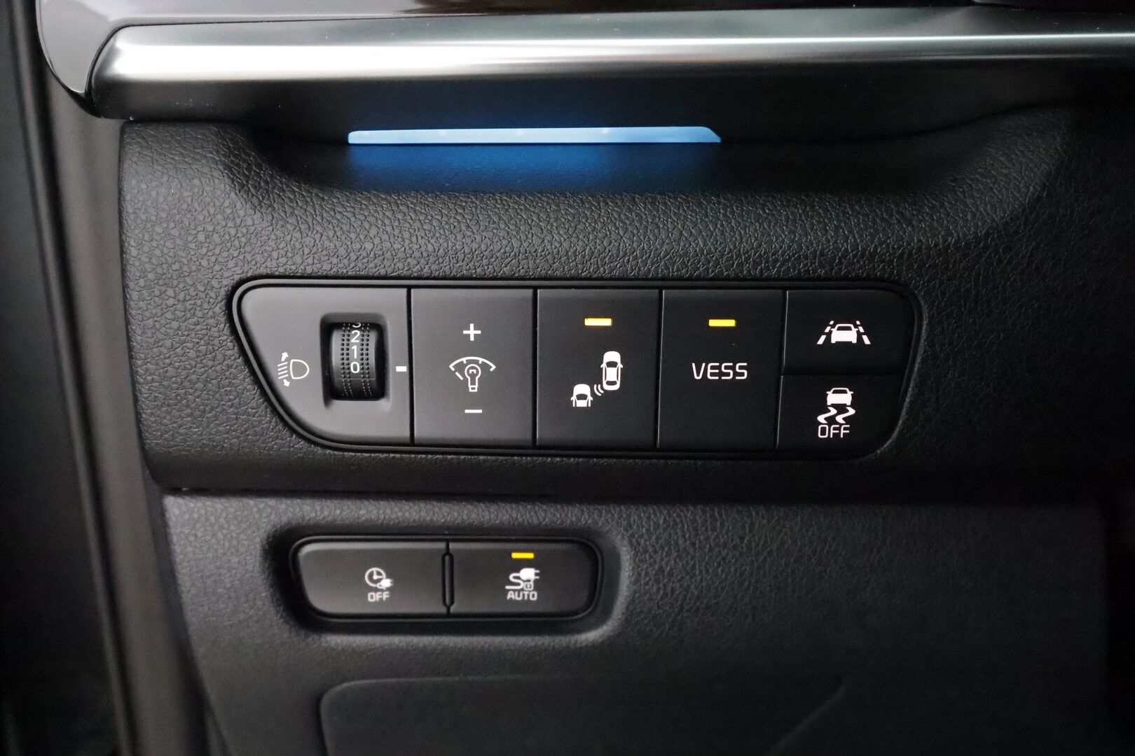 KIA NIRO 2021 64 kWh 204 hv * ACC / P.kamera / JBL / ILP / Puolinahat / Navi / LED / KeylessGo * - Kahdet renkaat aluvanteilla / Merkkihuollettu / Hyvät varusteet