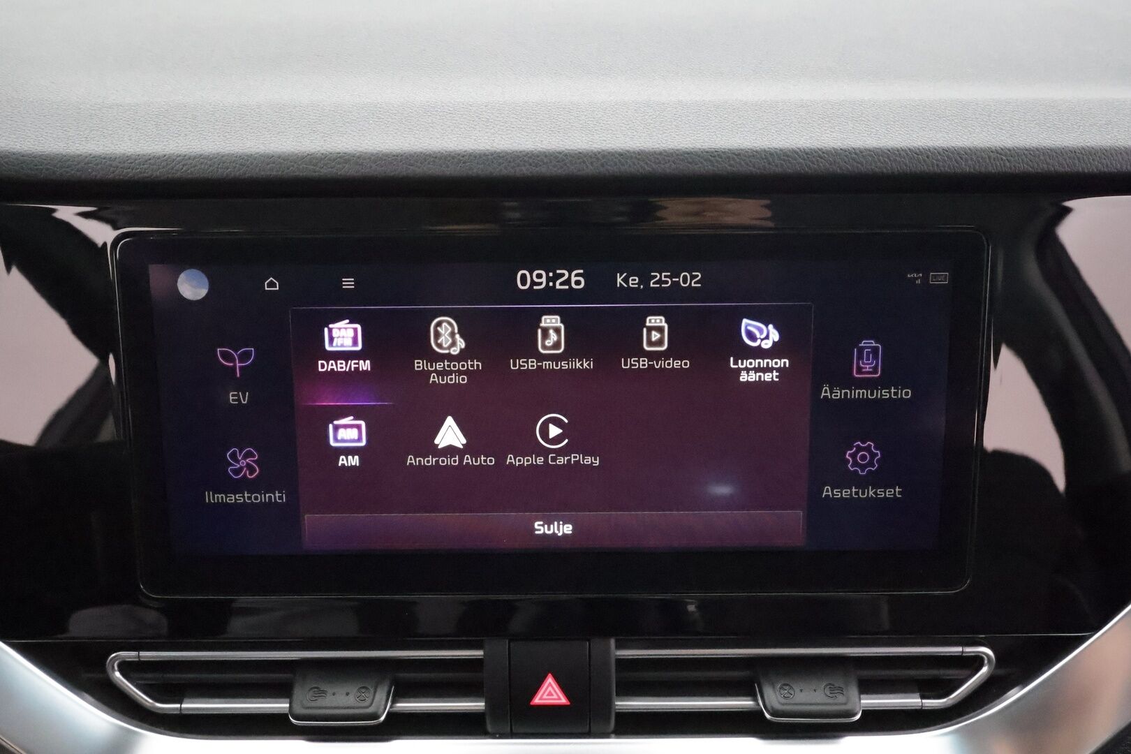 KIA NIRO 2021 64 kWh 204 hv * ACC / P.kamera / JBL / ILP / Puolinahat / Navi / LED / KeylessGo * - Kahdet renkaat aluvanteilla / Merkkihuollettu / Hyvät varusteet