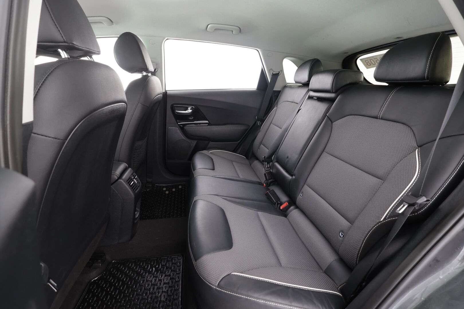 KIA NIRO 2021 64 kWh 204 hv * ACC / P.kamera / JBL / ILP / Puolinahat / Navi / LED / KeylessGo * - Kahdet renkaat aluvanteilla / Merkkihuollettu / Hyvät varusteet