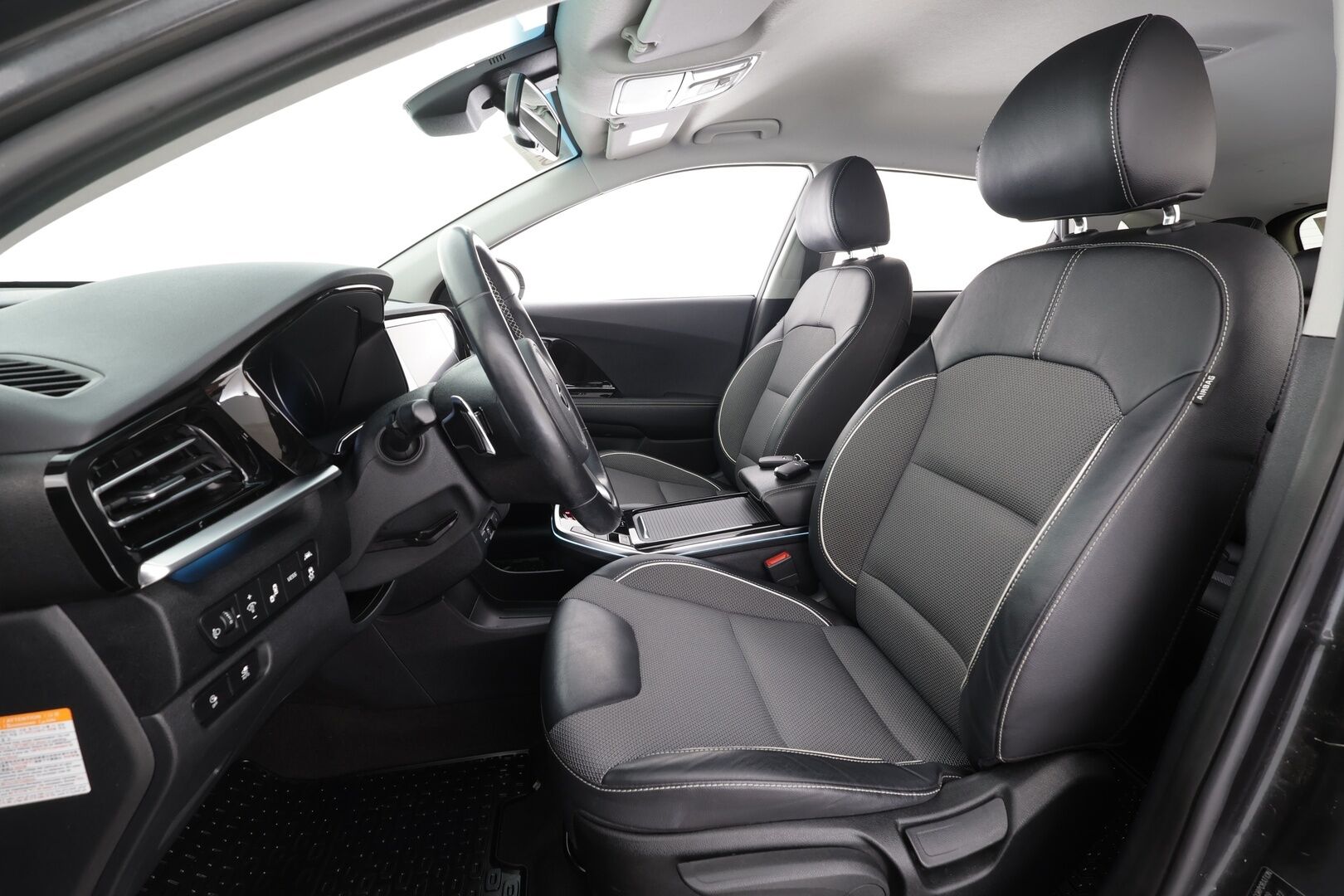 KIA NIRO 2021 64 kWh 204 hv * ACC / P.kamera / JBL / ILP / Puolinahat / Navi / LED / KeylessGo * - Kahdet renkaat aluvanteilla / Merkkihuollettu / Hyvät varusteet