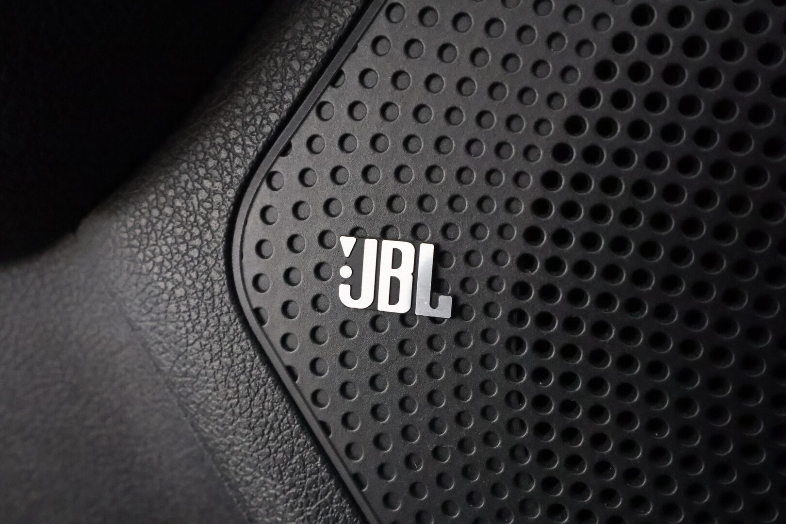 KIA NIRO 2021 64 kWh 204 hv * ACC / P.kamera / JBL / ILP / Puolinahat / Navi / LED / KeylessGo * - Kahdet renkaat aluvanteilla / Merkkihuollettu / Hyvät varusteet