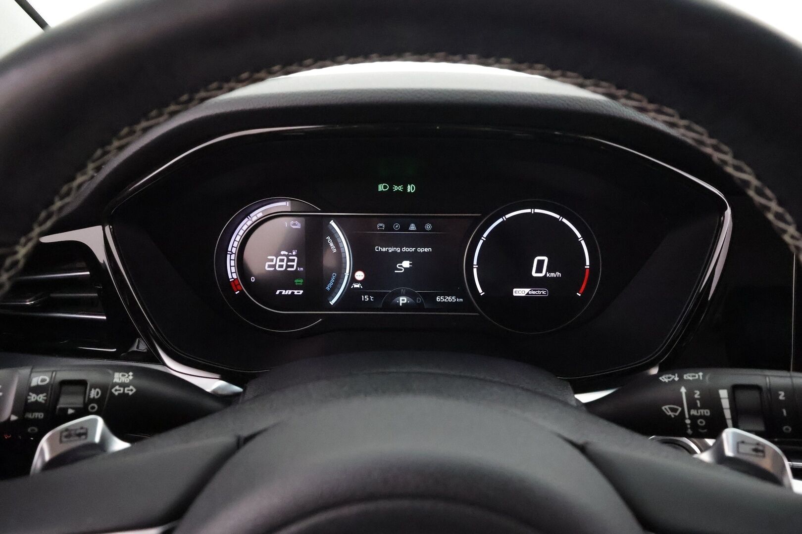 KIA NIRO 2021 64 kWh 204 hv * ACC / P.kamera / JBL / ILP / Puolinahat / Navi / LED / KeylessGo * - Kahdet renkaat aluvanteilla / Merkkihuollettu / Hyvät varusteet