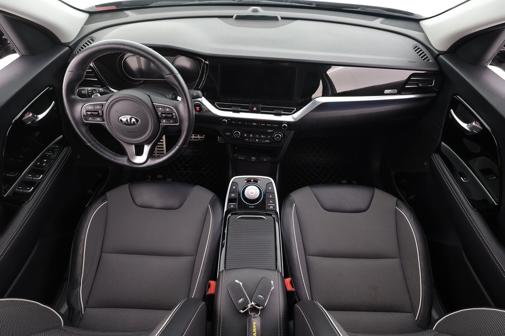 KIA NIRO 2021 64 kWh 204 hv * ACC / P.kamera / JBL / ILP / Puolinahat / Navi / LED / KeylessGo * - Kahdet renkaat aluvanteilla / Merkkihuollettu / Hyvät varusteet