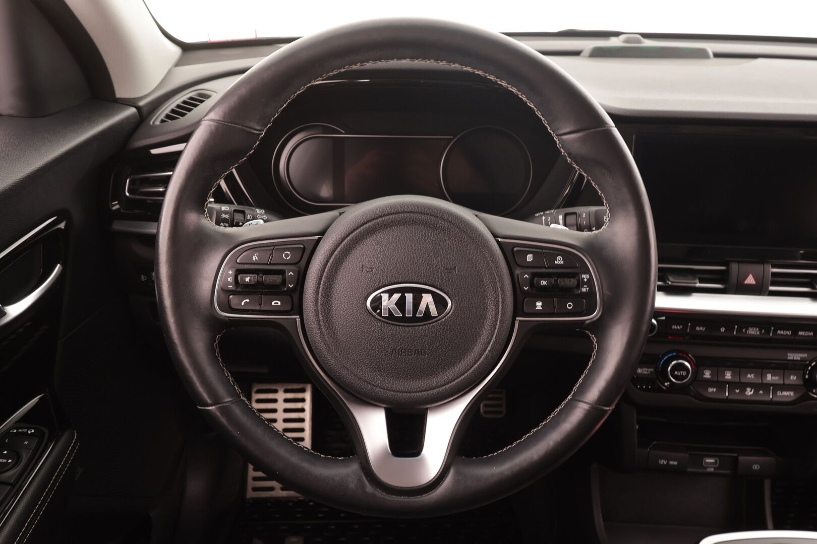 KIA NIRO 2021 64 kWh 204 hv * ACC / P.kamera / JBL / ILP / Puolinahat / Navi / LED / KeylessGo * - Kahdet renkaat aluvanteilla / Merkkihuollettu / Hyvät varusteet