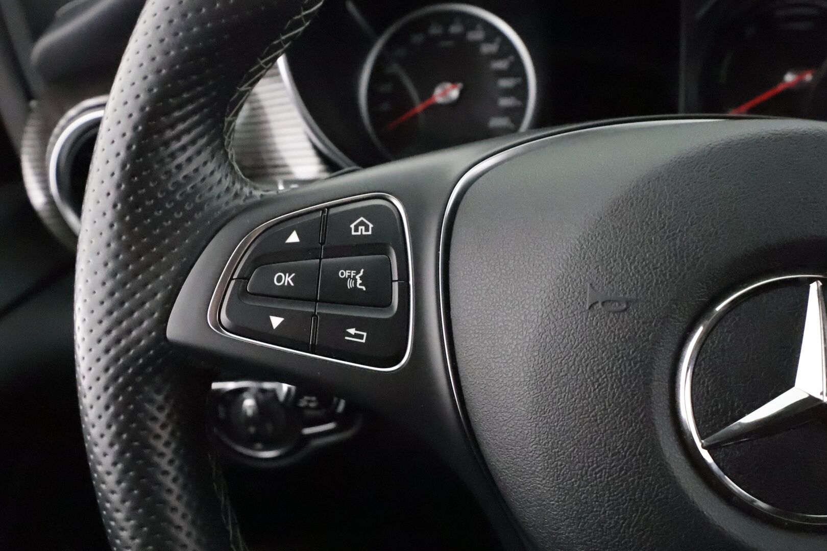 MERCEDES-BENZ EQV 2021 300e A2 Keskipitkä 8-hlö * Distronic / Burmester® / 360° / Tuuletetut täysnahat / BLIS / Sähkö-ovet  / Sähkökontti / ILS-LED / Navi * - Supervarusteet / Merkkihuollettu