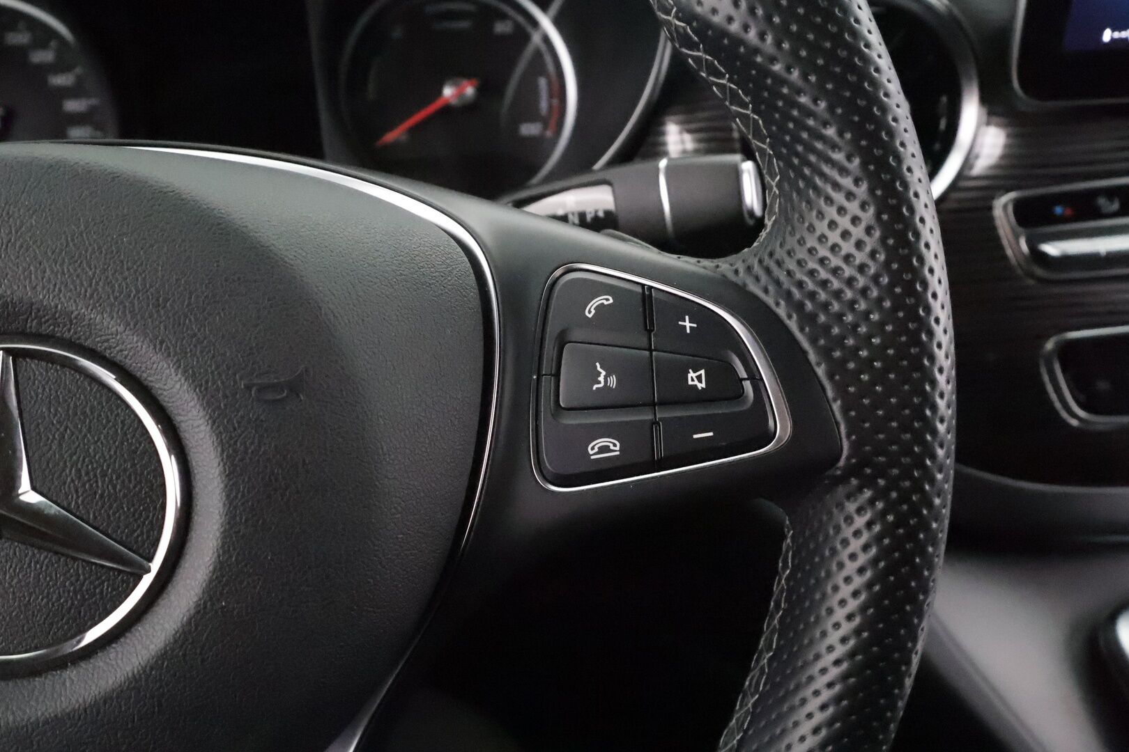 MERCEDES-BENZ EQV 2021 300e A2 Keskipitkä 8-hlö * Distronic / Burmester® / 360° / Tuuletetut täysnahat / BLIS / Sähkö-ovet  / Sähkökontti / ILS-LED / Navi * - Supervarusteet / Akku kuntotarkastettu SOH 96 % / Merkkihuollettu - HULLUT AVAJAISHULINAT KORKOTARJOUS 3,29 %