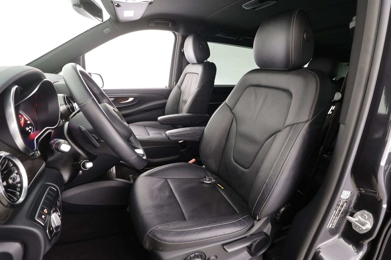 MERCEDES-BENZ EQV 2021 300e A2 Keskipitkä 8-hlö * Distronic / Burmester® / 360° / Tuuletetut täysnahat / BLIS / Sähkö-ovet  / Sähkökontti / ILS-LED / Navi * - Supervarusteet / Akku kuntotarkastettu SOH 96 % / Merkkihuollettu - HULLUT AVAJAISHULINAT KORKOTARJOUS 3,29 %