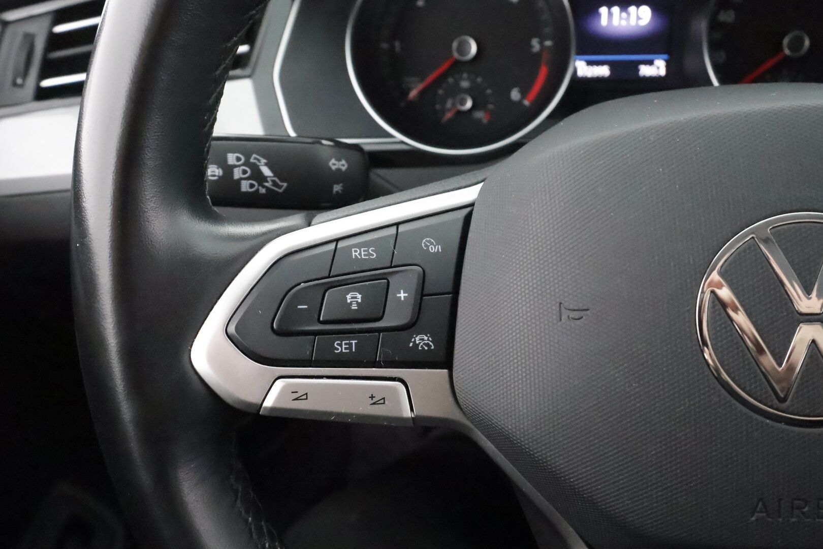 VOLKSWAGEN PASSAT 2023 Variant 2.0 TDi 110 kW M6 * ACC / P.kamera / LED / Navi / Muistipenkki hieronnalla / Webasto / H&K / Keyless * - Kahdet renkaat aluvanteilla / Merkkihuollettu