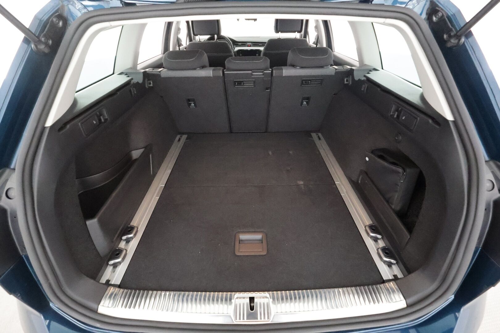 VOLKSWAGEN PASSAT 2023 Variant 2.0 TDi 110 kW M6 * ACC / P.kamera / LED / Navi / Muistipenkki hieronnalla / Webasto / H&K / Keyless * - Kahdet renkaat aluvanteilla / Merkkihuollettu