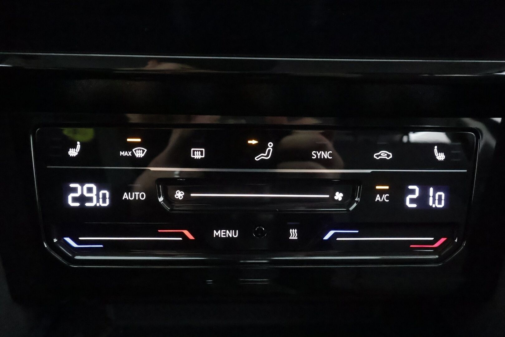 VOLKSWAGEN PASSAT 2023 Variant 2.0 TDi 110 kW M6 * ACC / P.kamera / LED / Navi / Muistipenkki hieronnalla / Webasto / H&K / Keyless * - Kahdet renkaat aluvanteilla / Merkkihuollettu