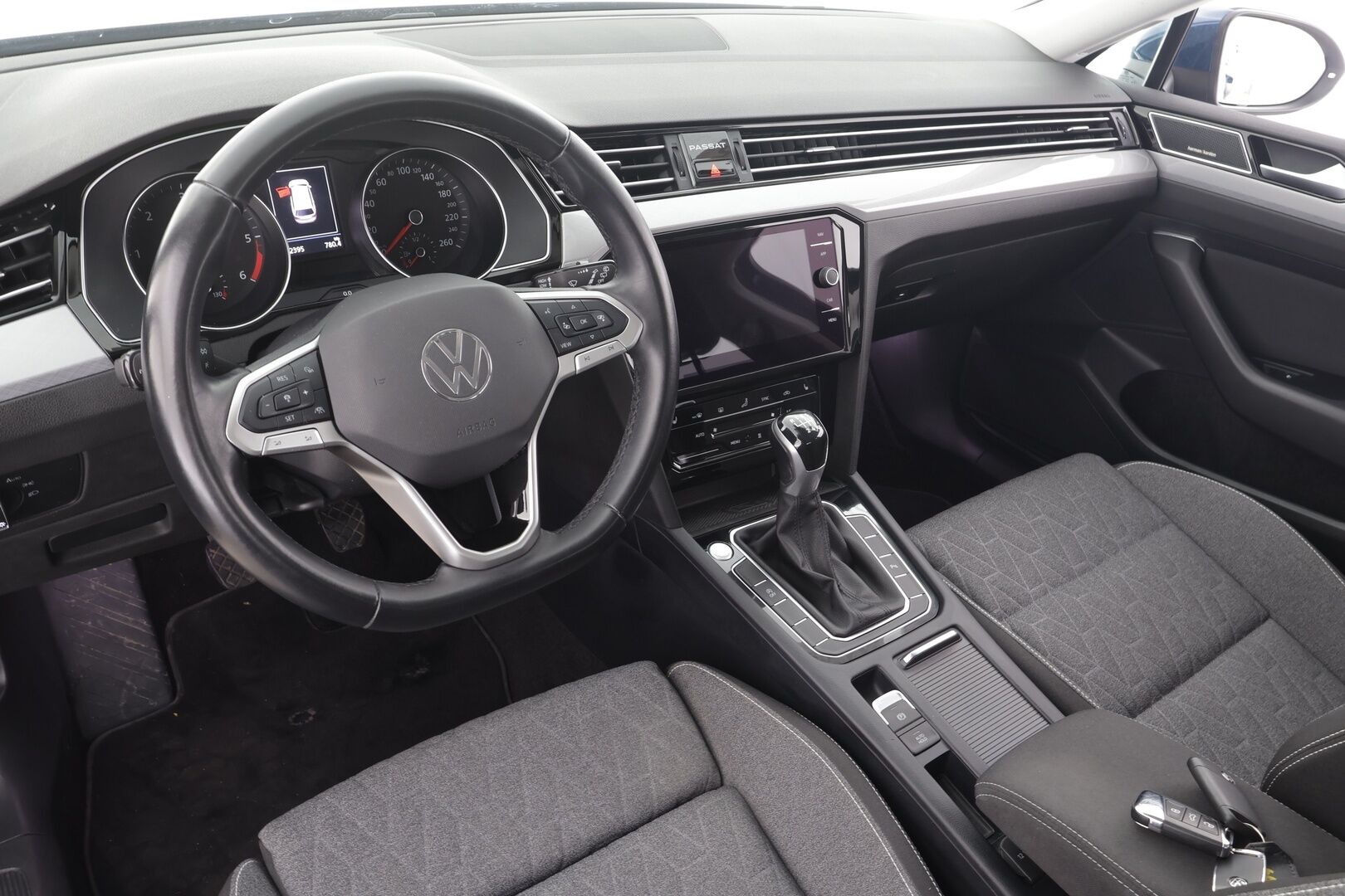 VOLKSWAGEN PASSAT 2023 Variant 2.0 TDi 110 kW M6 * ACC / P.kamera / LED / Navi / Muistipenkki hieronnalla / Webasto / H&K / Keyless * - Kahdet renkaat aluvanteilla / Merkkihuollettu