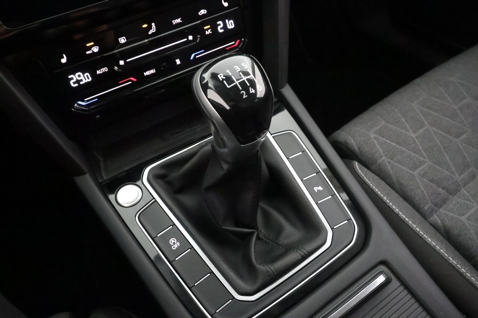 VOLKSWAGEN PASSAT 2023 Variant 2.0 TDi 110 kW M6 * ACC / P.kamera / LED / Navi / Muistipenkki hieronnalla / Webasto / H&K / Keyless * - Kahdet renkaat aluvanteilla / Merkkihuollettu