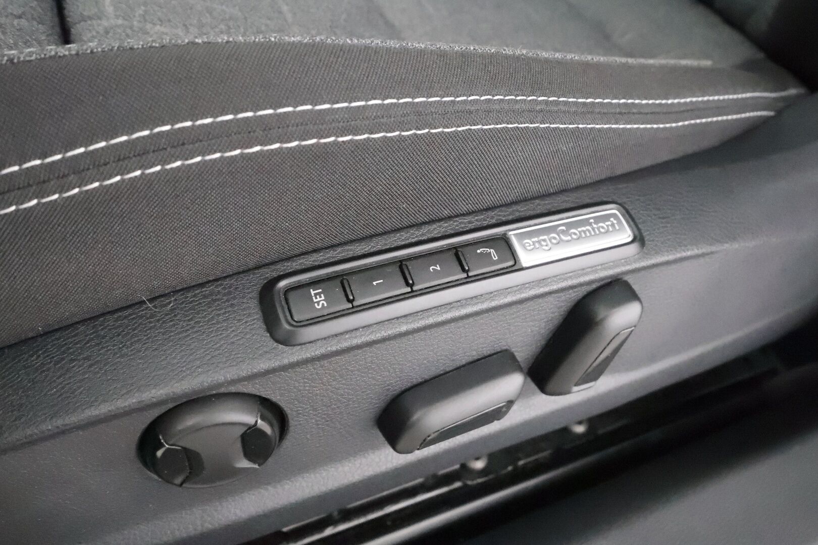 VOLKSWAGEN PASSAT 2023 Variant 2.0 TDi 110 kW M6 * ACC / P.kamera / LED / Navi / Muistipenkki hieronnalla / Webasto / H&K / Keyless * - Kahdet renkaat aluvanteilla / Merkkihuollettu