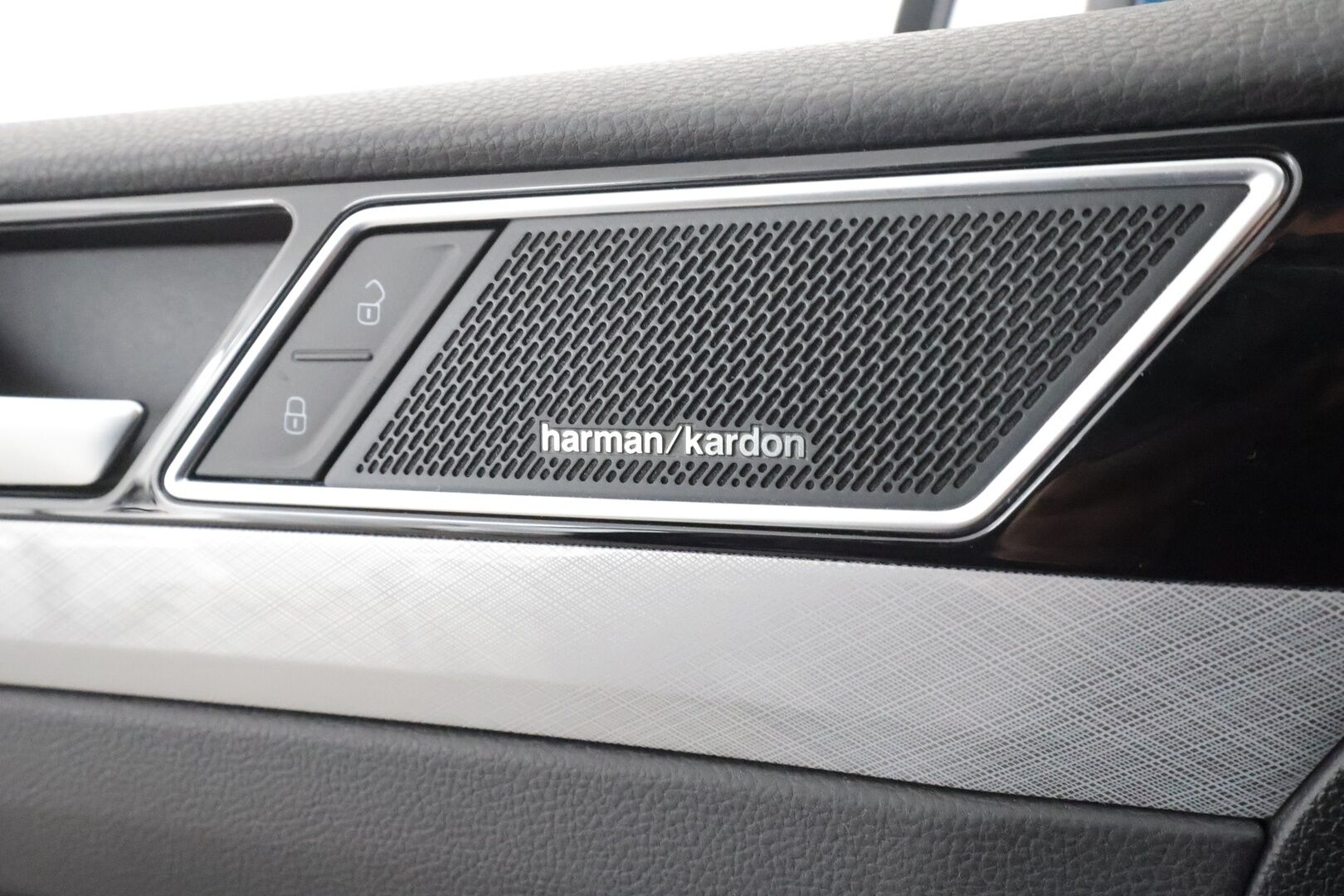 VOLKSWAGEN PASSAT 2023 Variant 2.0 TDi 110 kW M6 * ACC / P.kamera / LED / Navi / Muistipenkki hieronnalla / Webasto / H&K / Keyless * - Kahdet renkaat aluvanteilla / Merkkihuollettu