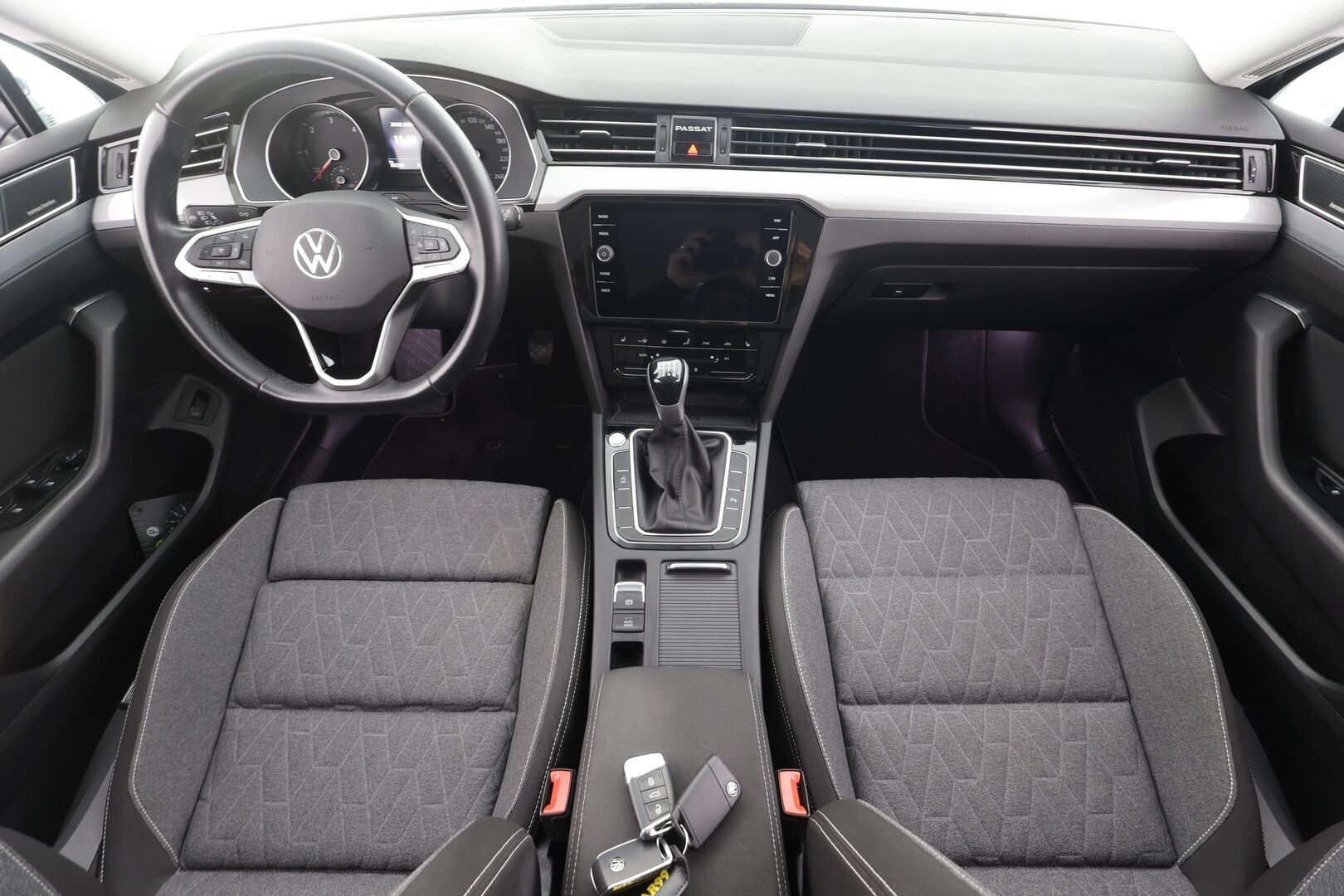 VOLKSWAGEN PASSAT 2023 Variant 2.0 TDi 110 kW M6 * ACC / P.kamera / LED / Navi / Muistipenkki hieronnalla / Webasto / H&K / Keyless * - Kahdet renkaat aluvanteilla / Merkkihuollettu