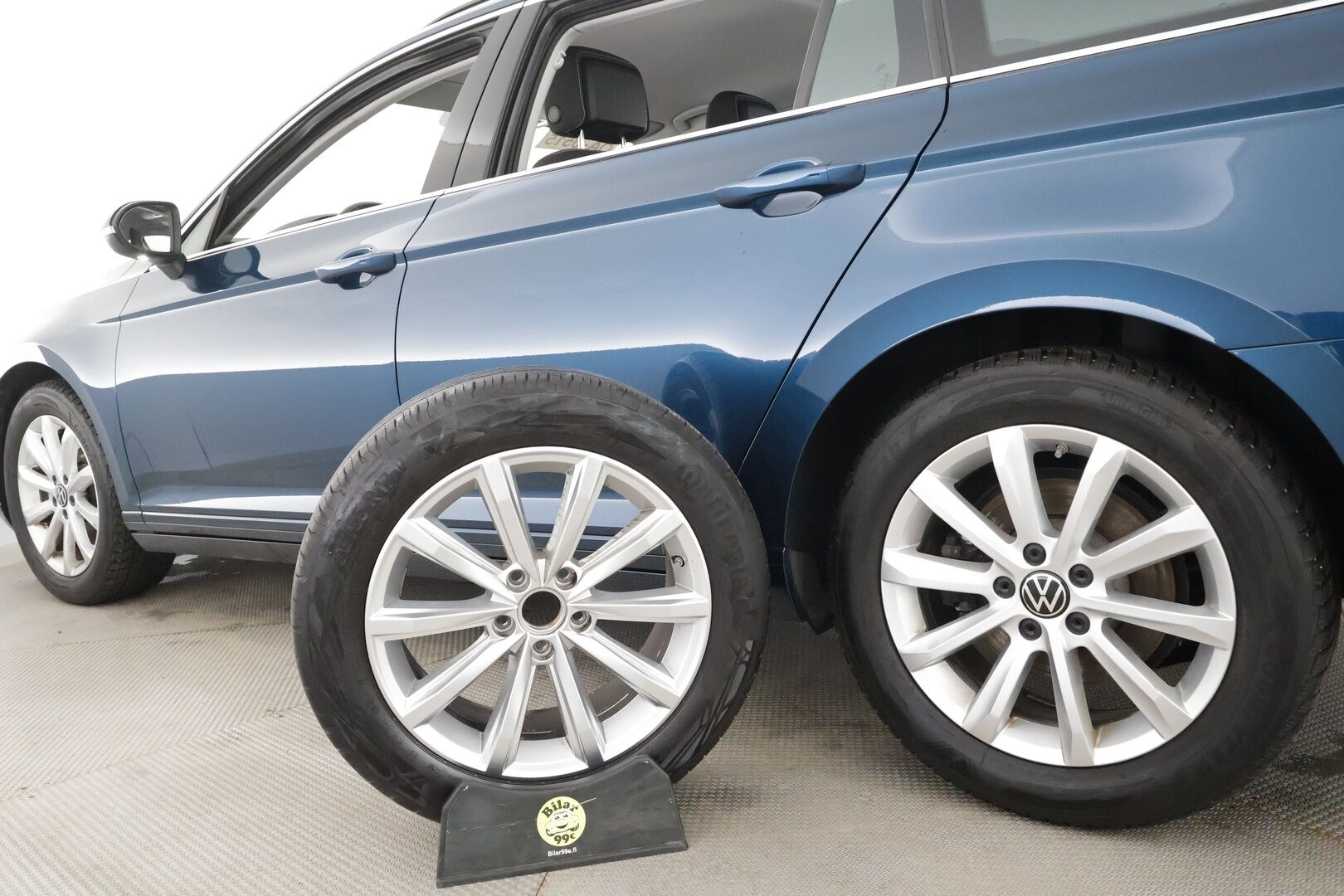 VOLKSWAGEN PASSAT 2023 Variant 2.0 TDi 110 kW M6 * ACC / P.kamera / LED / Navi / Muistipenkki hieronnalla / Webasto / H&K / Keyless * - Kahdet renkaat aluvanteilla / Merkkihuollettu