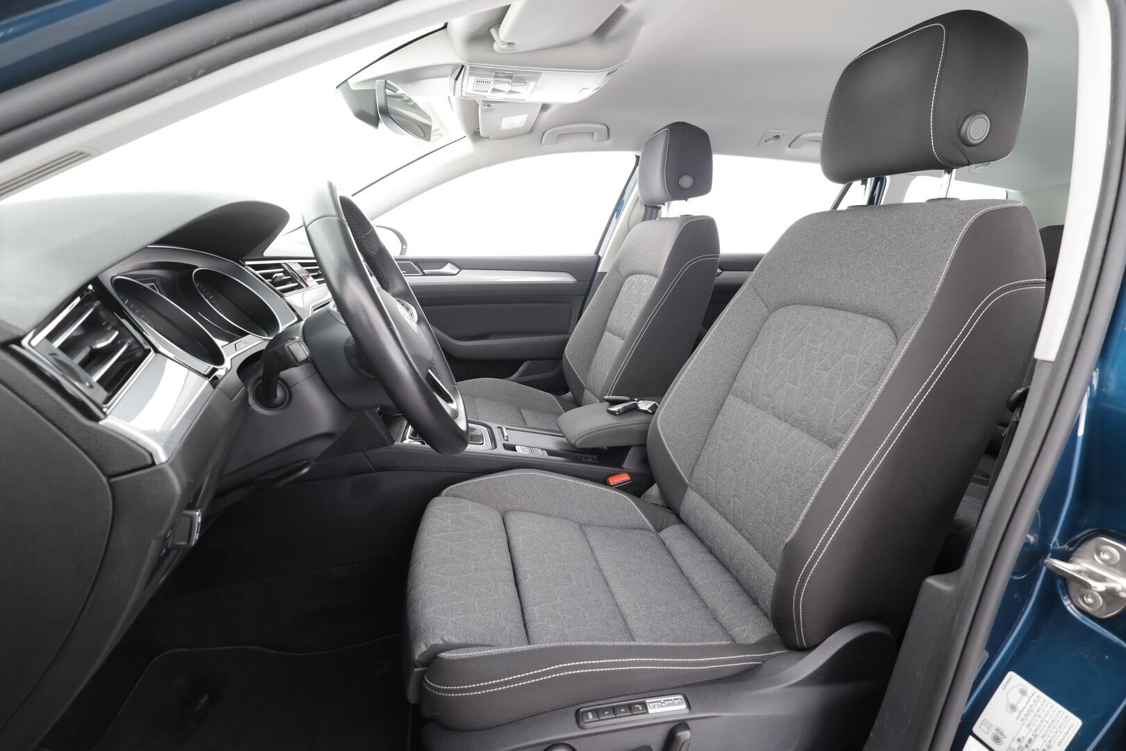 VOLKSWAGEN PASSAT 2023 Variant 2.0 TDi 110 kW M6 * ACC / P.kamera / LED / Navi / Muistipenkki hieronnalla / Webasto / H&K / Keyless * - Kahdet renkaat aluvanteilla / Merkkihuollettu