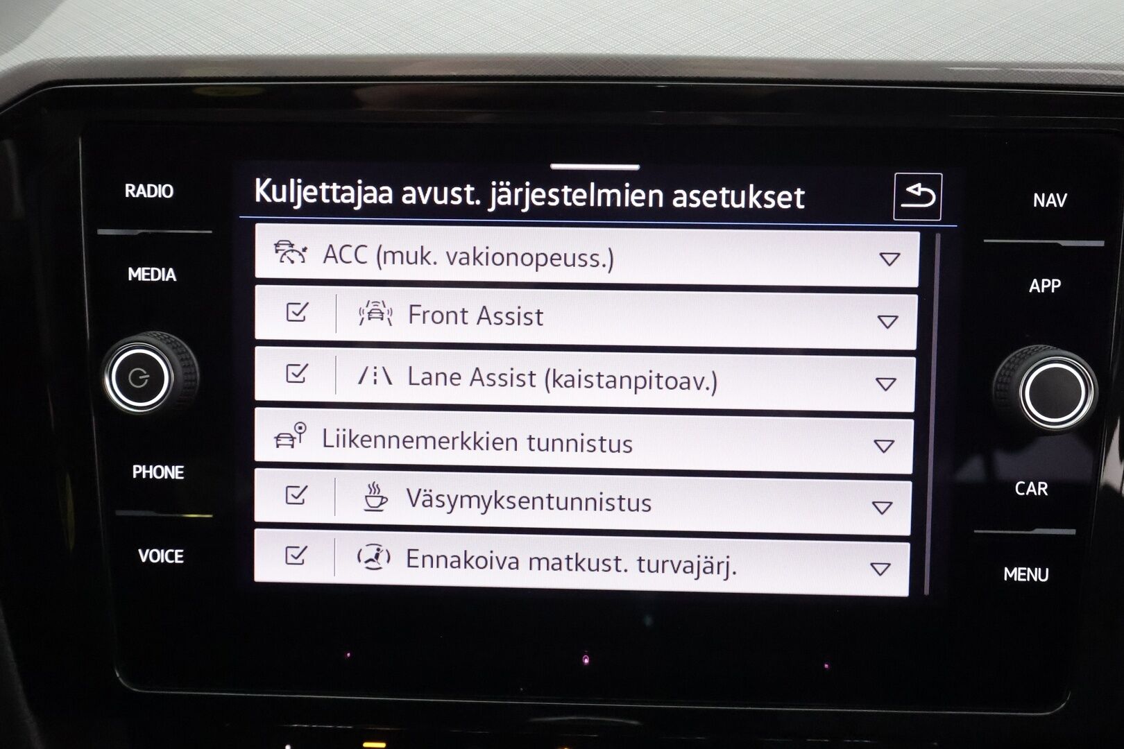 VOLKSWAGEN PASSAT 2023 Variant 2.0 TDi 110 kW M6 * ACC / P.kamera / LED / Navi / Muistipenkki hieronnalla / Webasto / H&K / Keyless * - Kahdet renkaat aluvanteilla / Merkkihuollettu