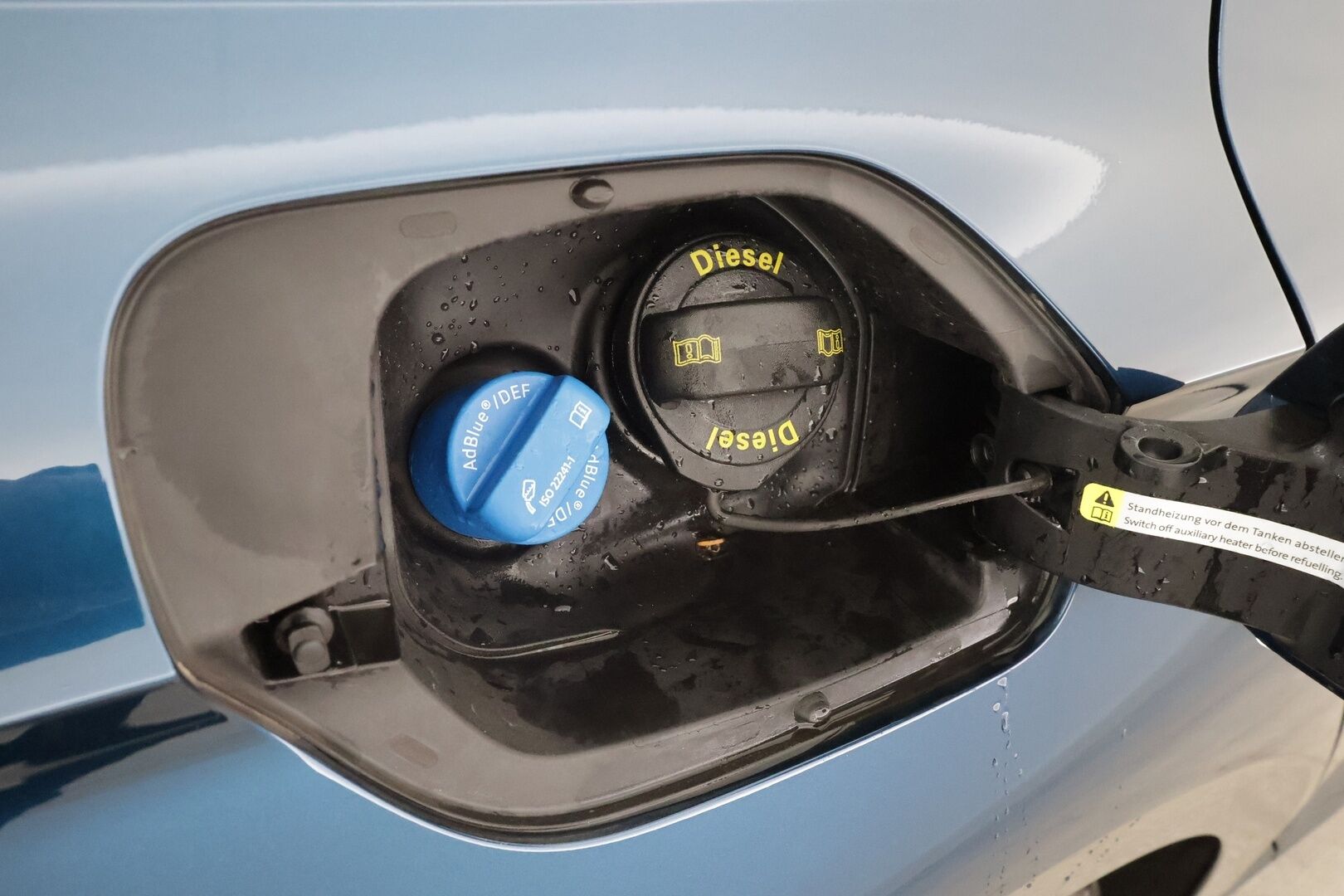 VOLKSWAGEN PASSAT 2023 Variant 2.0 TDi 110 kW M6 * ACC / P.kamera / LED / Navi / Muistipenkki hieronnalla / Webasto / H&K / Keyless * - Kahdet renkaat aluvanteilla / Merkkihuollettu