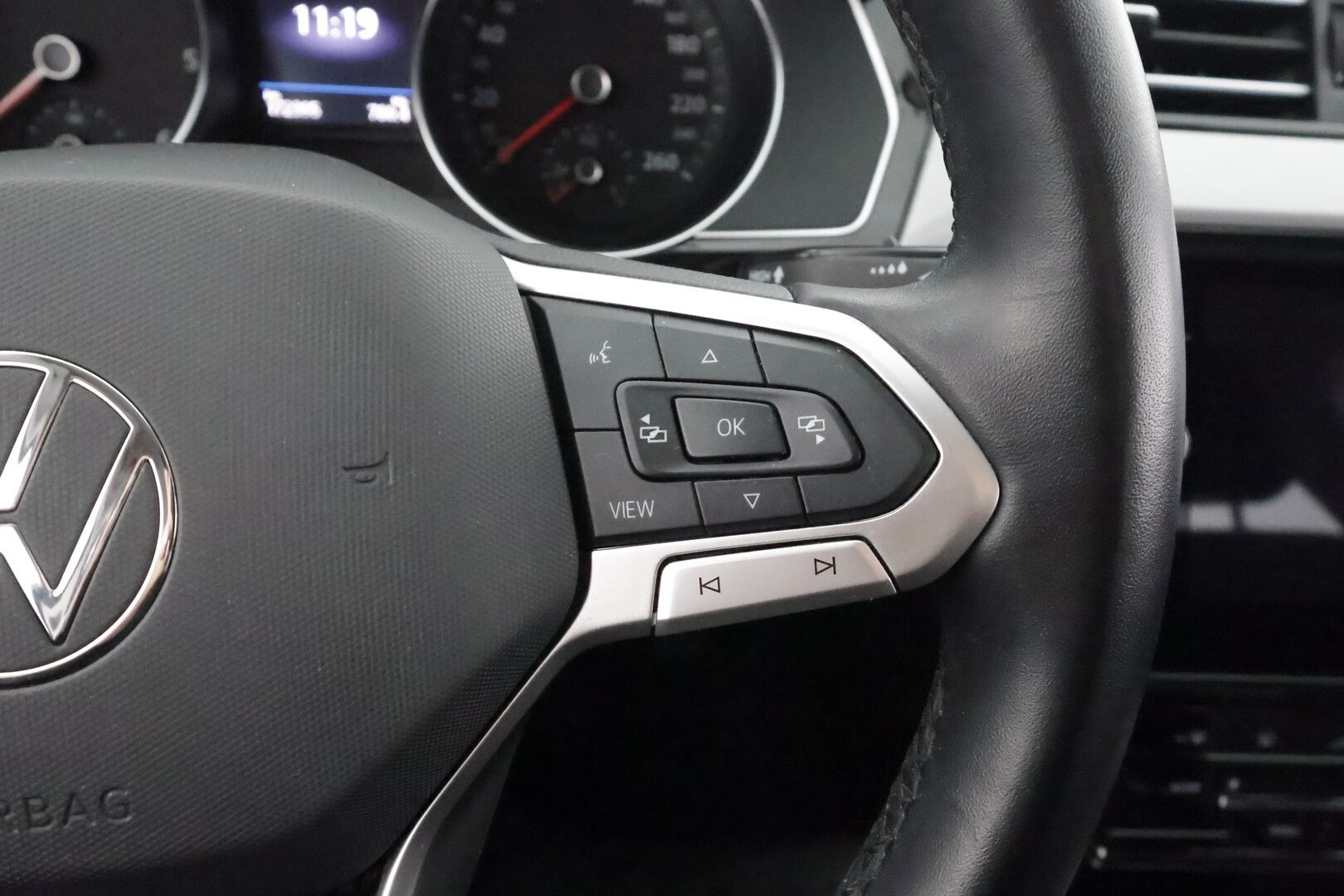 VOLKSWAGEN PASSAT 2023 Variant 2.0 TDi 110 kW M6 * ACC / P.kamera / LED / Navi / Muistipenkki hieronnalla / Webasto / H&K / Keyless * - Kahdet renkaat aluvanteilla / Merkkihuollettu