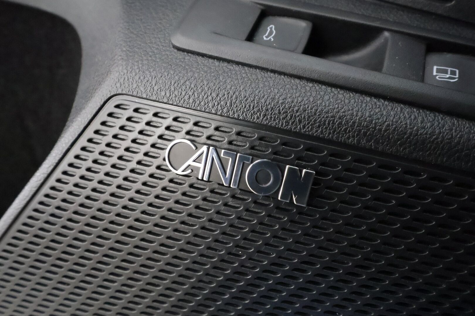 SKODA OCTAVIA 2023 1.4TSI PHEV RS iV DSG * ACC / HUD / Webasto / Hierovat muistipenkit / Canton / Matrix LED / P.kamera / Navi / Keyless * - Kahdet renkaat aluvanteilla / Merkkihuollettu / Huippuvarusteet