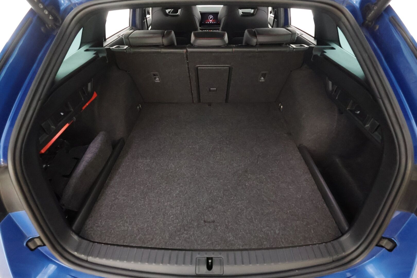 SKODA OCTAVIA 2023 1.4TSI PHEV RS iV DSG * ACC / HUD / Webasto / Hierovat muistipenkit / Canton / Matrix LED / P.kamera / Navi / Keyless * - Kahdet renkaat aluvanteilla / Merkkihuollettu / Huippuvarusteet