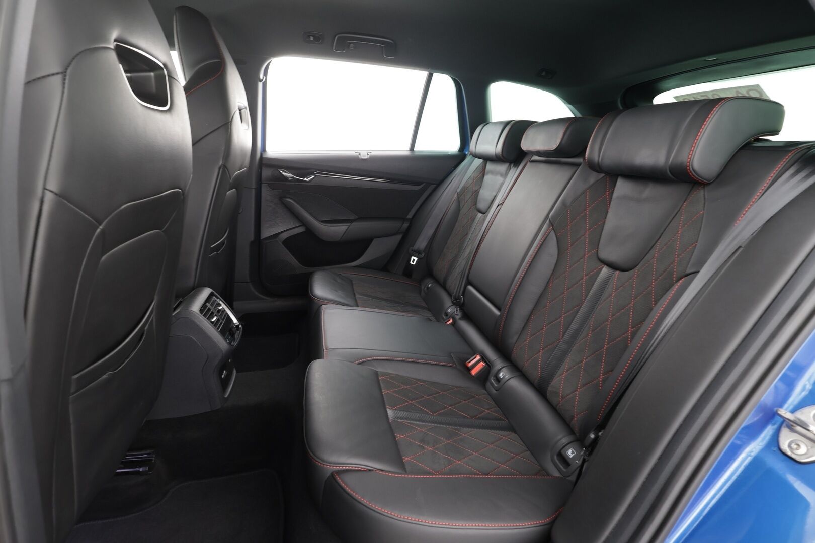 SKODA OCTAVIA 2023 1.4TSI PHEV RS iV DSG * ACC / HUD / Webasto / Hierovat muistipenkit / Canton / Matrix LED / P.kamera / Navi / Keyless * - Kahdet renkaat aluvanteilla / Merkkihuollettu / Huippuvarusteet