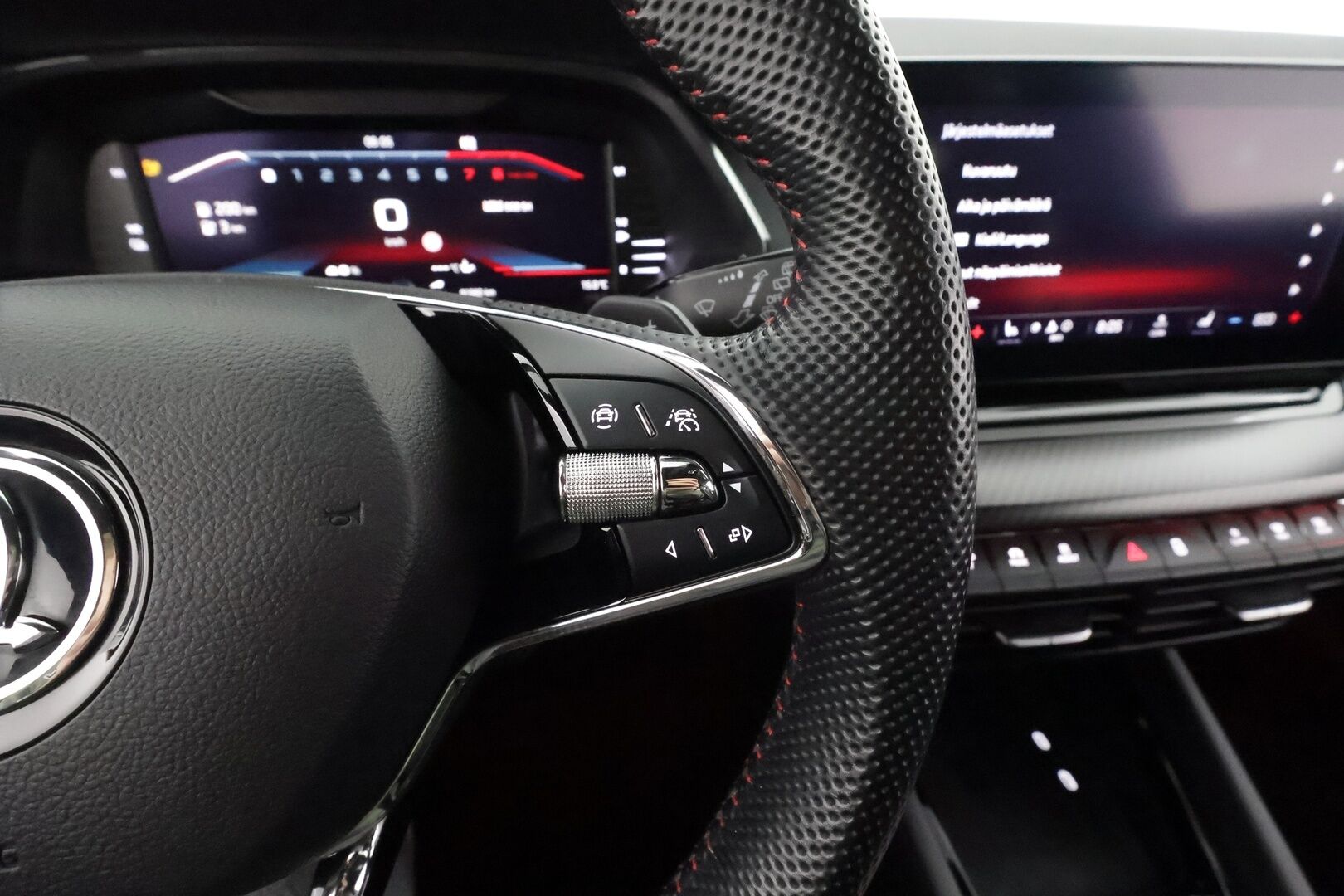 SKODA OCTAVIA 2023 1.4TSI PHEV RS iV DSG * ACC / HUD / Webasto / Hierovat muistipenkit / Canton / Matrix LED / P.kamera / Navi / Keyless * - Kahdet renkaat aluvanteilla / Merkkihuollettu / Huippuvarusteet