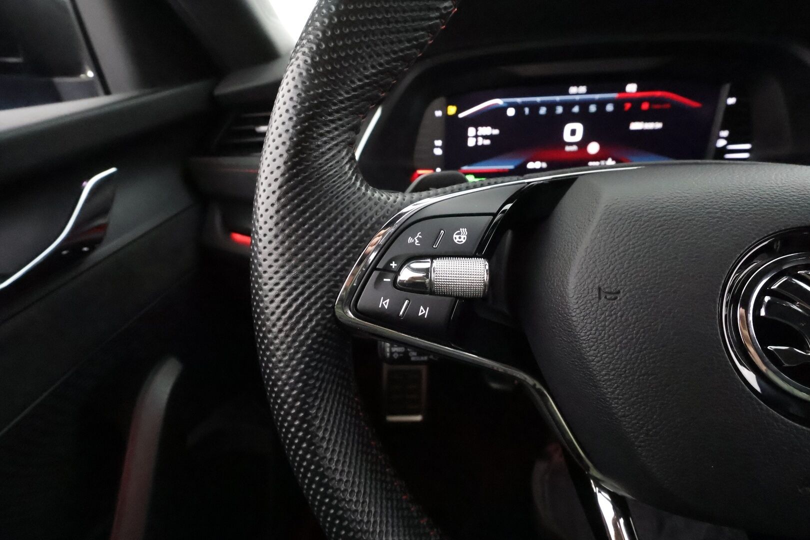 SKODA OCTAVIA 2023 1.4TSI PHEV RS iV DSG * ACC / HUD / Webasto / Hierovat muistipenkit / Canton / Matrix LED / P.kamera / Navi / Keyless * - Kahdet renkaat aluvanteilla / Merkkihuollettu / Huippuvarusteet