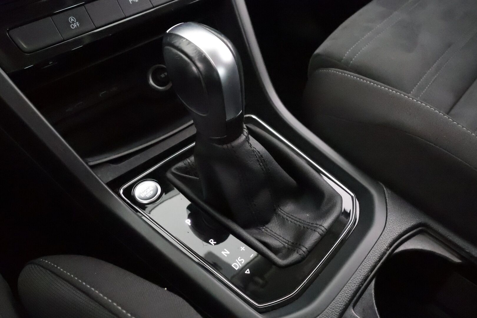 VOLKSWAGEN TOURAN 2023 Highline 2.0 TDI 110kW DSG 7-P * ACC / P.kamera / Adap.LED / Koukku / Webasto / Navi / Hierovat penkit * - Merkkihuollettu