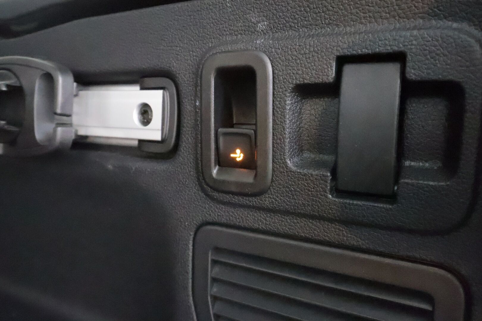 VOLKSWAGEN TOURAN 2023 Highline 2.0 TDI 110kW DSG 7-P * ACC / P.kamera / Adap.LED / Koukku / Webasto / Navi / Hierovat penkit * - Merkkihuollettu